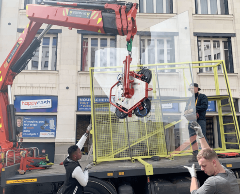 Remplacement et pose de vitrage grand format pour une vitrine centre-ville de Nantes - Menuiserie Miroiterie Nantaise - Dépannage en vitrerie et miroiterie à Nantes et Ancenis en Loire-Atlantique (44)