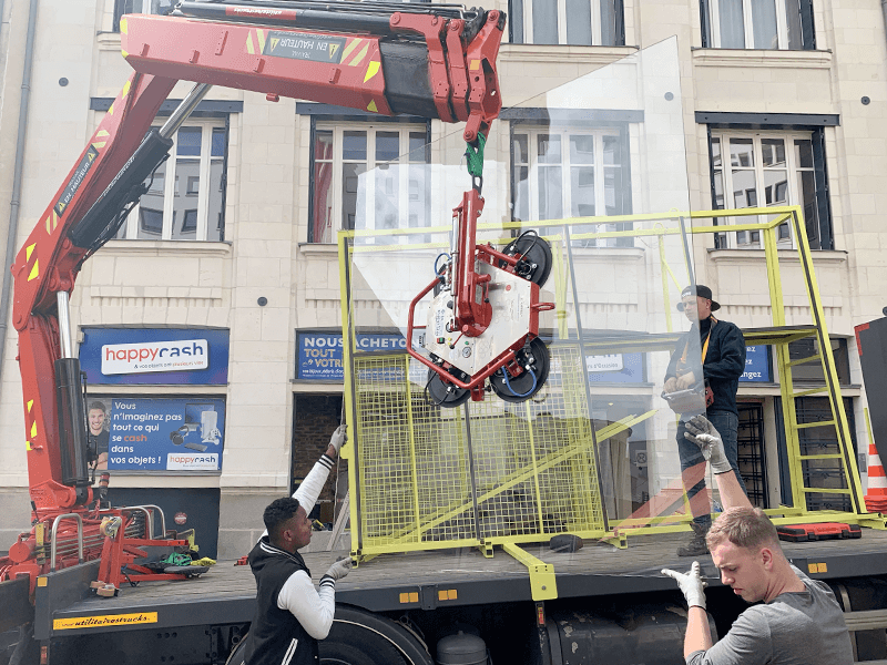 Remplacement et pose de vitrage grand format pour une vitrine centre-ville de Nantes - Menuiserie Miroiterie Nantaise - Dépannage en vitrerie et miroiterie à Nantes et Ancenis en Loire-Atlantique (44)