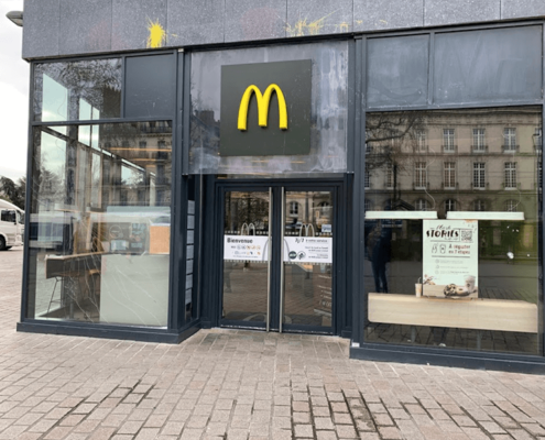 Prise de mesures et établissement d'un devis pour le remplacement de divers vitrages au Mac Donald's du Carré Feydeau - Menuiserie Miroiterie Nantaise - Dépannage en vitrerie et miroiterie à Nantes et Ancenis en Loire-Atlantique (44)