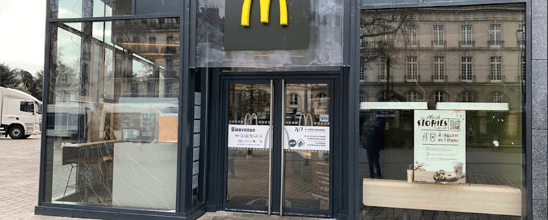 Prise de mesures et établissement d'un devis pour le remplacement de divers vitrages au Mac Donald's du Carré Feydeau - Menuiserie Miroiterie Nantaise - Dépannage en vitrerie et miroiterie à Nantes et Ancenis en Loire-Atlantique (44)