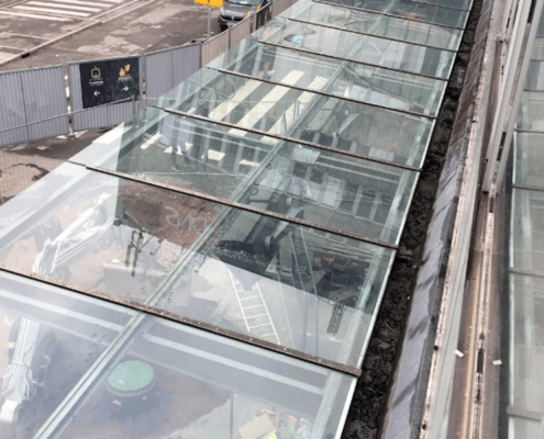 Pose de plancher en verre, en hauteur à la Gare SNCF de Nantes - Menuiserie Miroiterie Nantaise - Dépannage en vitrerie et miroiterie à Nantes et Ancenis en Loire-Atlantique (44)