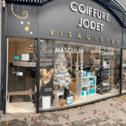 Remplacement de vitrine - Salon de coiffure Jodet à Couffé (44) - Menuiserie Miroiterie Nantaise - Dépannage en vitrerie et miroiterie à Nantes et Ancenis en Loire-Atlantique (44)