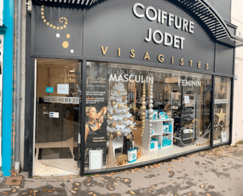 Remplacement de vitrine - Salon de coiffure Jodet à Couffé (44) - Menuiserie Miroiterie Nantaise - Dépannage en vitrerie et miroiterie à Nantes et Ancenis en Loire-Atlantique (44)