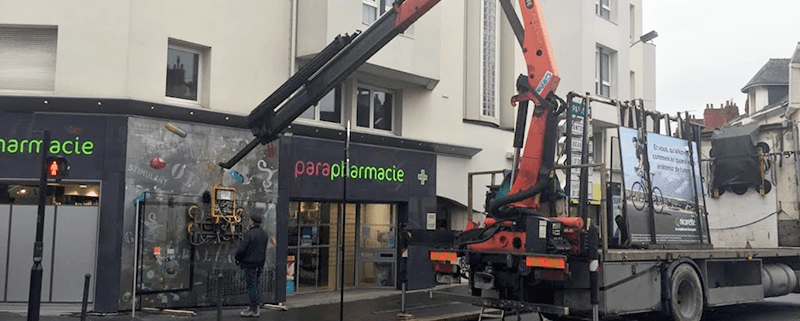 Remplacement vitrine pharmacie à Nantes (44) - Menuiserie Miroiterie Nantaise - Dépannage en vitrerie et miroiterie à Nantes et Ancenis en Loire-Atlantique (44)