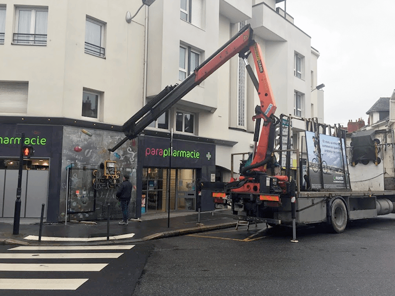 Remplacement vitrine pharmacie à Nantes (44) - Menuiserie Miroiterie Nantaise - Dépannage en vitrerie et miroiterie à Nantes et Ancenis en Loire-Atlantique (44)