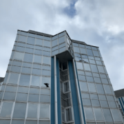 Remplacement d'un vitrage cassé au Ministère des Finances de Nantes (44) - Menuiserie Miroiterie Nantaise - Dépannage en vitrerie et miroiterie à Nantes et Ancenis en Loire-Atlantique (44)