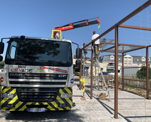 Mise en place d'une toiture en vitrage pour un abri bus à Bouchemaine (49) - Menuiserie Miroiterie Nantaise - Dépannage en vitrerie et miroiterie à Nantes et Ancenis en Loire-Atlantique (44)