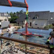 Mise en place d'une toiture en vitrage pour un abri bus à Bouchemaine (49) - Menuiserie Miroiterie Nantaise - Dépannage en vitrerie et miroiterie à Nantes et Ancenis en Loire-Atlantique (44)