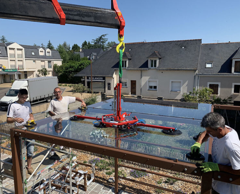 Mise en place d'une toiture en vitrage pour un abri bus à Bouchemaine (49) - Menuiserie Miroiterie Nantaise - Dépannage en vitrerie et miroiterie à Nantes et Ancenis en Loire-Atlantique (44)