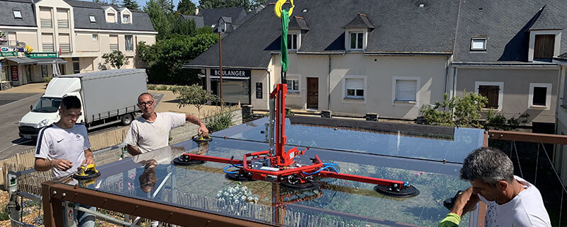 Mise en place d'une toiture en vitrage pour un abri bus à Bouchemaine (49) - Menuiserie Miroiterie Nantaise - Dépannage en vitrerie et miroiterie à Nantes et Ancenis en Loire-Atlantique (44)