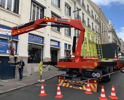 Pose de vitrine feuilletée, remplacement de vitrage pour local commercial Happy Cash au centre-ville de Nantes (44) - Menuiserie Miroiterie Nantaise - Dépannage en vitrerie et miroiterie à Nantes et Ancenis en Loire-Atlantique (44)