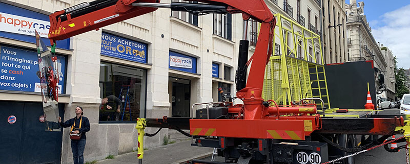 Pose de vitrine feuilletée, remplacement de vitrage pour local commercial Happy Cash au centre-ville de Nantes (44) - Menuiserie Miroiterie Nantaise - Dépannage en vitrerie et miroiterie à Nantes et Ancenis en Loire-Atlantique (44)